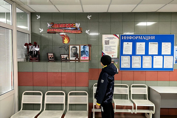 Уголки памяти, окна Победы, баннеры героизму медиков. В Сургутской травмбольнице завершилось праздничное оформление к 9 Мая