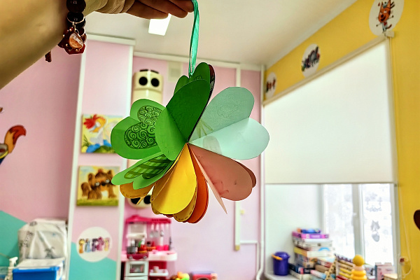 А у нас мастер-класс. В преддверии 23 февраля и 8 Марта пациентов детских отделений травмбольницы научили делать праздничные открытки-трансформеры