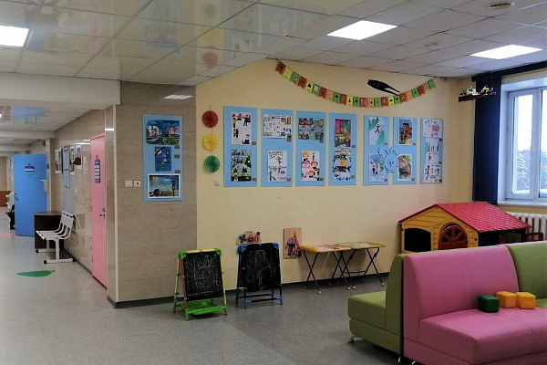 Рисовали безопасность. В Сургутской травмбольнице наградили победителей детского творческого конкурса «Добрая дорога домой»