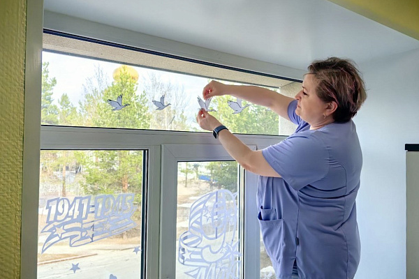 Уголки памяти, окна Победы, баннеры героизму медиков. В Сургутской травмбольнице завершилось праздничное оформление к 9 Мая