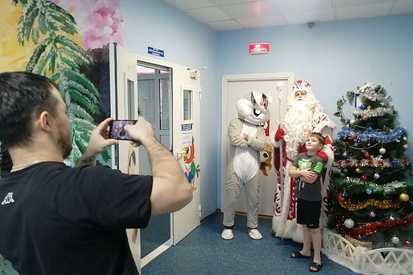 Заглянул в каждую палату.  Дед Мороз навестил детские отделения Сургутской травмбольницы