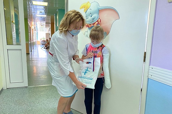 Праздничная выписка! Пациентам Травмбольницы вручили ленточки-триколор и подарочные наборы