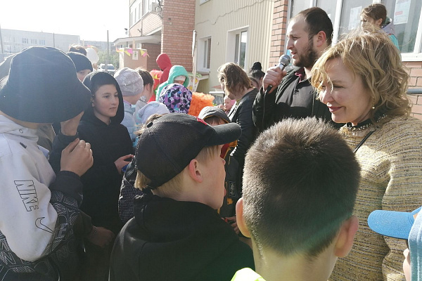 Полезные советы для безопасного лета. Врачи Сургутской травмбольницы посетили детский праздник