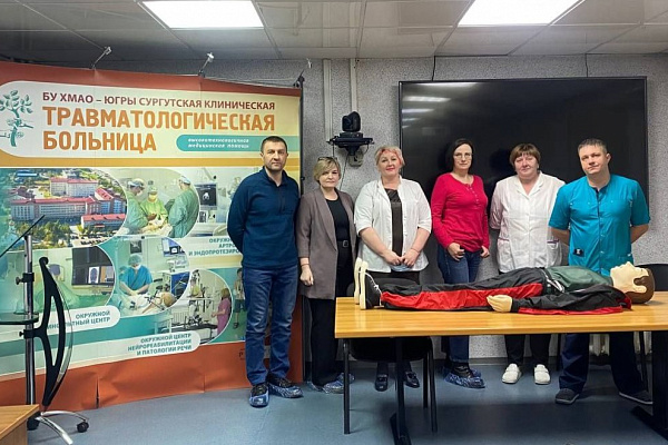 Средний медперсонал Сургутской травмбольницы учит волонтёров от «Единой России» ухаживать за пациентами и оказывать первую помощь