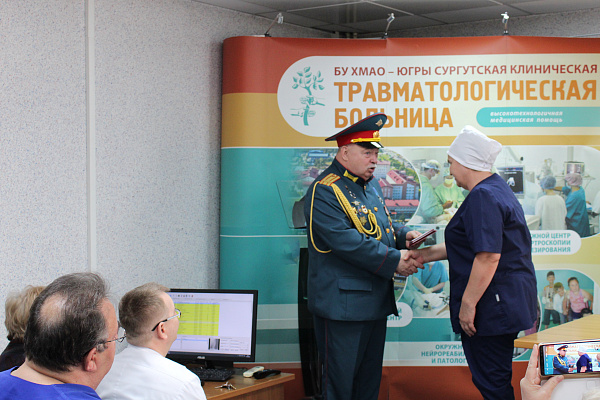 Накануне Дня России сотрудники Сургутской травмбольницы удостоены медалей "За участие в СВО"