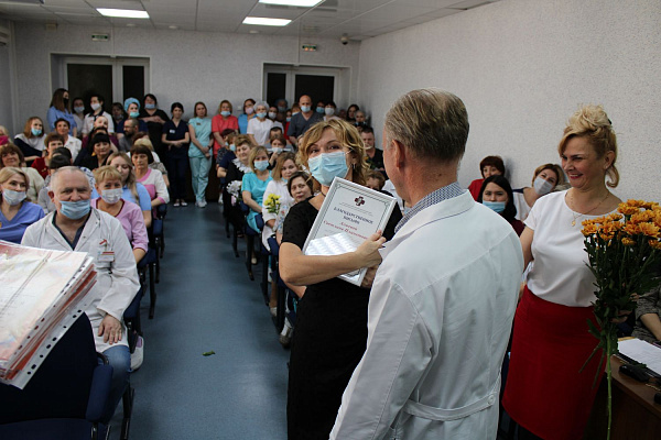 Более двухсот сотрудников Сургутской травмбольницы отмечены ведомственными благодарностями и грамотами ко Дню медицинского работника