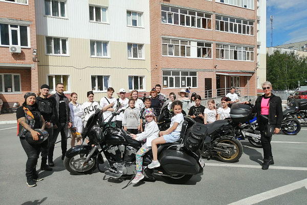 Крутые парни носят шлемы! Сургутские байкеры рассказали юным велосипедистам о важности защитной экипировки