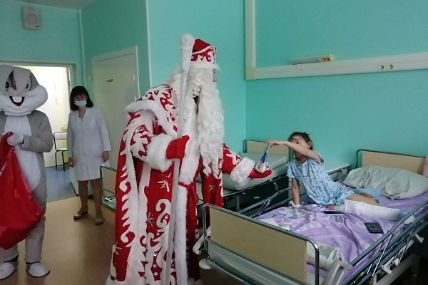 Заглянул в каждую палату.  Дед Мороз навестил детские отделения Сургутской травмбольницы