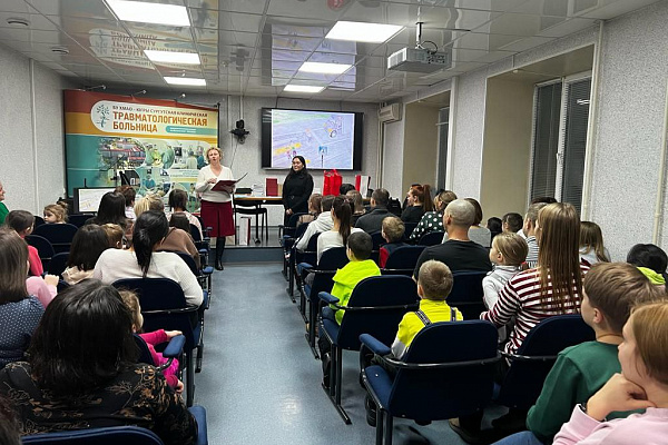 Рисовали безопасность. В Сургутской травмбольнице наградили победителей детского творческого конкурса «Добрая дорога домой»