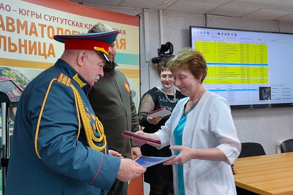Защитникам и Патриотам! Сотрудники Сургутской травмбольницы награждены медалями общероссийской организации «Офицеры России»