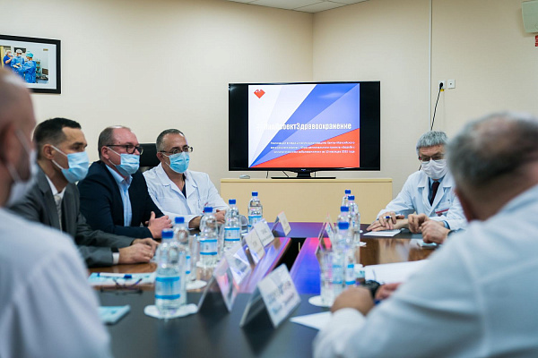 Губернатор Югры встретилась с врачами-добровольцами, работавшими в городах ЛДНР