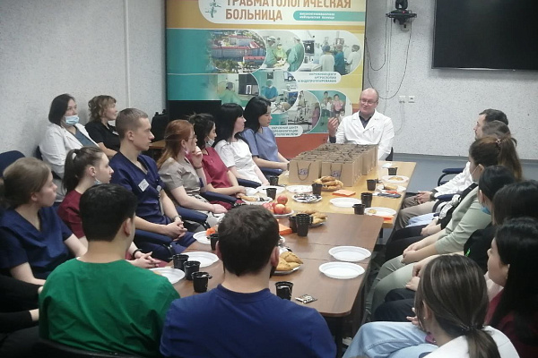 Чаепитие с главным врачом. Молодых специалистов Сургутской травмбольницы тепло поздравили с началом трудовой карьеры
