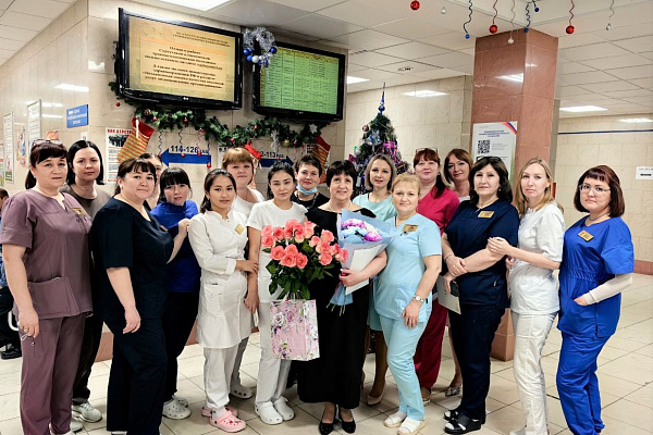 Коллектив Сургутской травмбольницы поздравляет с юбилеем одного из самых опытных сотрудников – медсестру Галину Лунгу