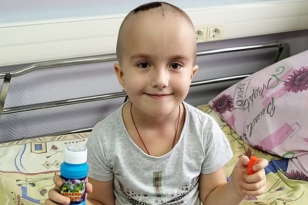 Волонтеры продолжают активно поддерживать всесезонную акцию «Коробка храбрости» и радовать юных пациентов Сургутской травмбольницы 