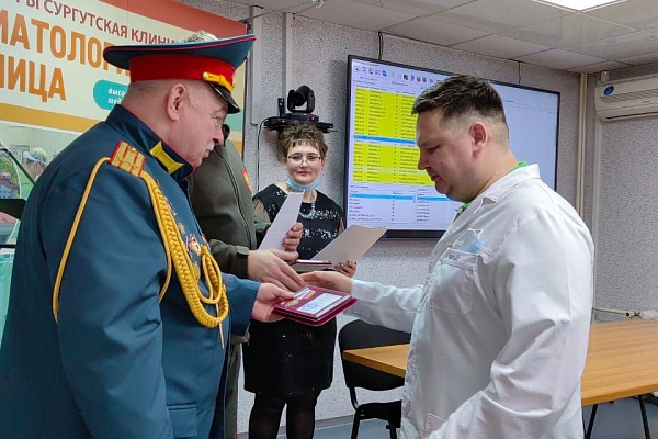 Защитникам и Патриотам! Сотрудники Сургутской травмбольницы награждены медалями общероссийской организации «Офицеры России»