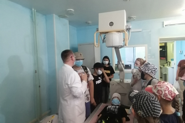 Видят людей насквозь! В Сургутской травмбольнице школьники познакомились с работой специалистов лучевой и инструментальной диагностики