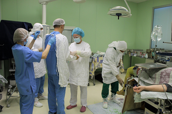 Выносливые, уравновешенные, многозадачные. Хозяйки операционных отмечают профессиональный праздник