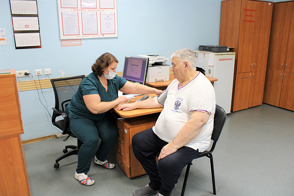 В больницу - с вечерними нарядами. Как первые пациенты представляли лечение в реабилитационном отделении, и чем гордится его коллектив по итогам 20-летней работы