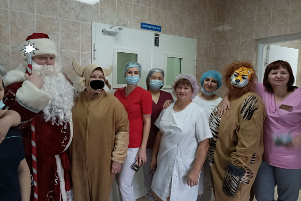 Наведались в каждое отделение. Сотрудников Сургутской травмбольницы поздравил Дед Мороз со своей сказочной свитой