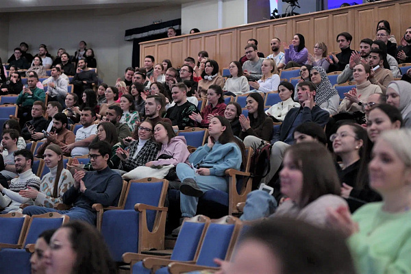Звали на работу и в ординатуру. Руководители медицинских организаций Сургута встретились с выпускниками-медиками
