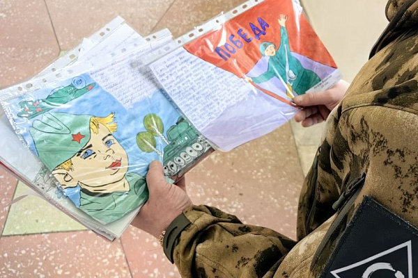 Письмо солдату. Конкурсные работы детей сотрудников травмбольницы передадут лично в руки бойцам СВО