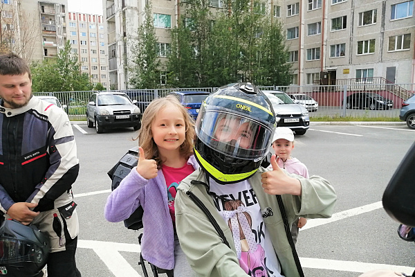 Крутые парни носят шлемы! Сургутские байкеры рассказали юным велосипедистам о важности защитной экипировки