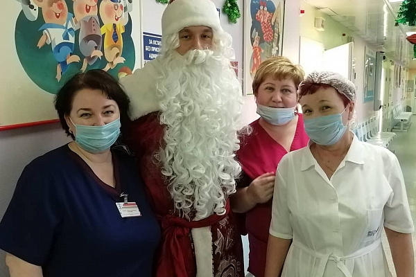 Всегда рады встрече! Пациентов детских отделений Сургутской травмбольницы вновь порадовал визит Деда Мороза 
