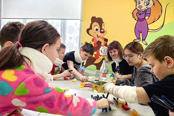 А у нас мастер-класс. В преддверии 23 февраля и 8 Марта пациентов детских отделений травмбольницы научили делать праздничные открытки-трансформеры