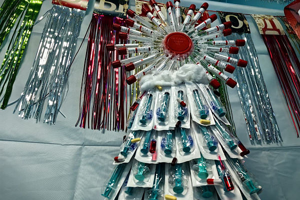 Ангелы из масок, гирлянды из пробирок. В Сургутской травмбольнице прошёл конкурс на самое оригинальное украшение отделения 