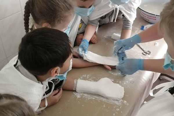 Учились накладывать гипс, общались с пациентами-сверстниками. Дети из центра «РУБУС» посетили Сургутскую травмбольницу
