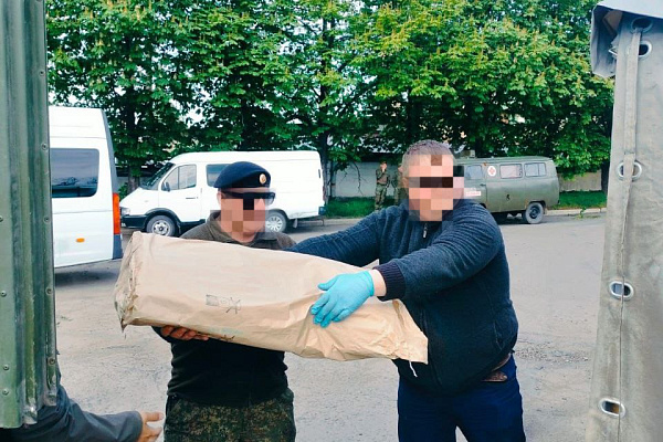 Вражеские дроны и бездорожье. В опасных условиях сотрудник травмбольницы доставил гуманитарный груз бойцам СВО