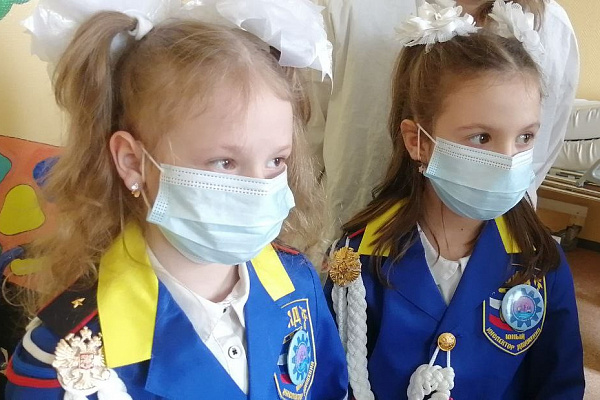 Сотрудники ГАИ и юные инспекторы дорожного движения навестили в больнице ребёнка, которого сбил электросамокат