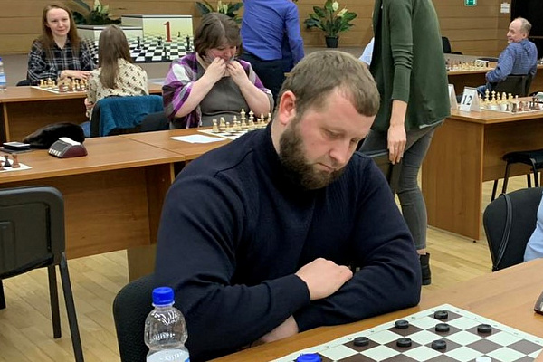 Врач Сургутской травмбольницы признан лучшим игроком в шашки среди медиков Югры