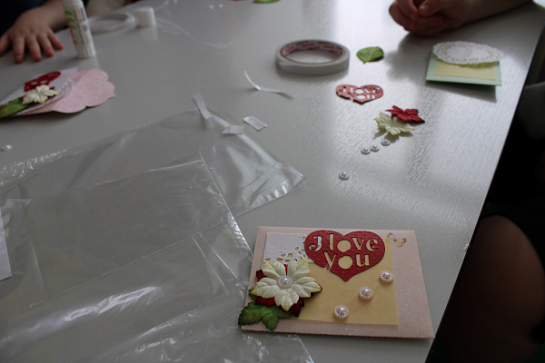 Из больницы - с любовью. Пациентам детского отделения травмбольницы помогли изготовить подарки для мам и бабушек