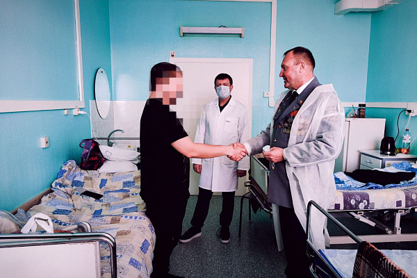 Бойцы СВО принимают поздравления и подарки в палатах Сургутской травмбольницы