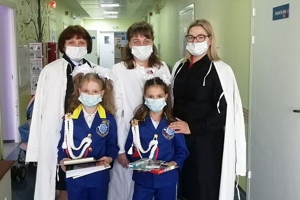 Сотрудники ГАИ и юные инспекторы дорожного движения навестили в больнице ребёнка, которого сбил электросамокат