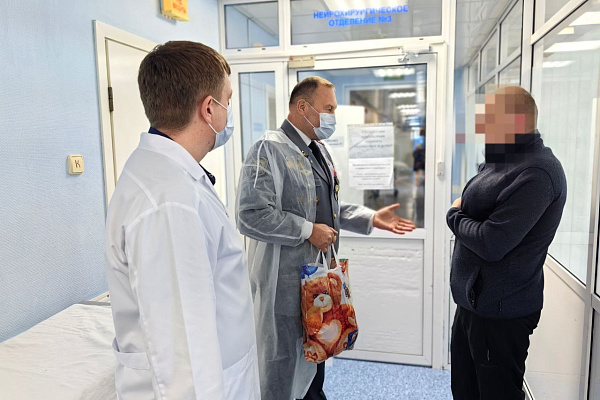 Бойцы СВО принимают поздравления и подарки в палатах Сургутской травмбольницы