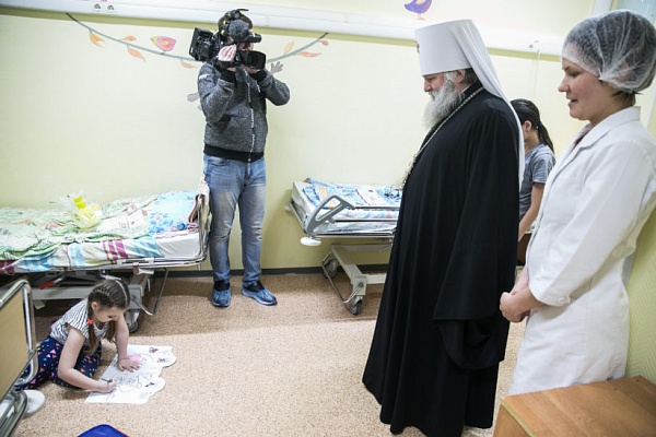 Митрополит Ханты-Мансийский и Сургутский Павел посетил юных пациентов Травматологической больницы