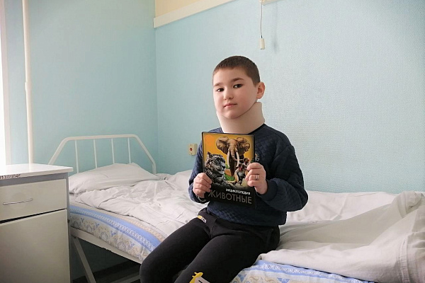 Лучший подарок. Волонтёры-школьники передали нашим пациентам книги, собранные в рамках городской акции