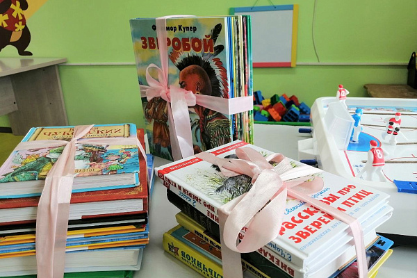 Лучший подарок. Волонтёры-школьники передали нашим пациентам книги, собранные в рамках городской акции