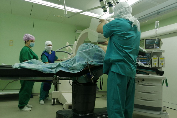 Удобны для хирургов, безопасны для пациентов. Современные операционные столы с хирургическим оборудованием в комплекте поступили в Сургутскую травмбольницу