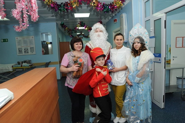 Рождественские встречи! Воспитанники Воскресной школы храма свт. Луки посетили маленьких пациентов