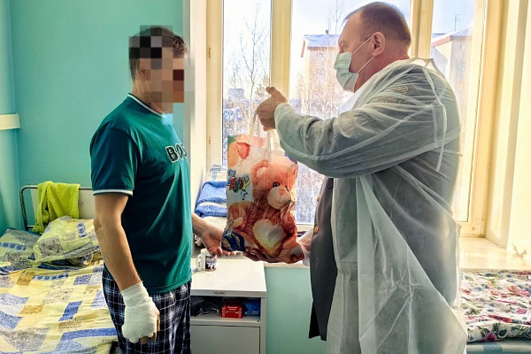 Бойцы СВО принимают поздравления и подарки в палатах Сургутской травмбольницы