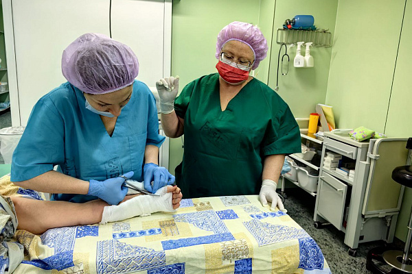 Другой мир. Операционная медсестра Сургутской травмбольницы рассказала о своём знакомстве с оперблоком и 40-летней работе