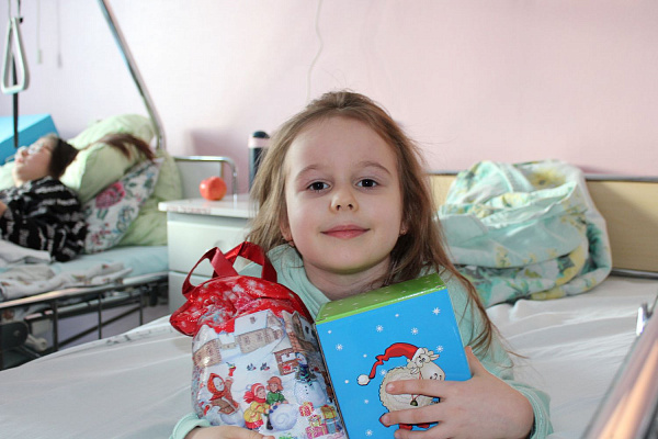 Прихожане и священнослужители храма святителя Луки поздравили пациентов детских отделений травмбольницы с Рождеством