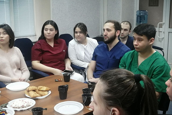 Чаепитие с главным врачом. Молодых специалистов Сургутской травмбольницы тепло поздравили с началом трудовой карьеры