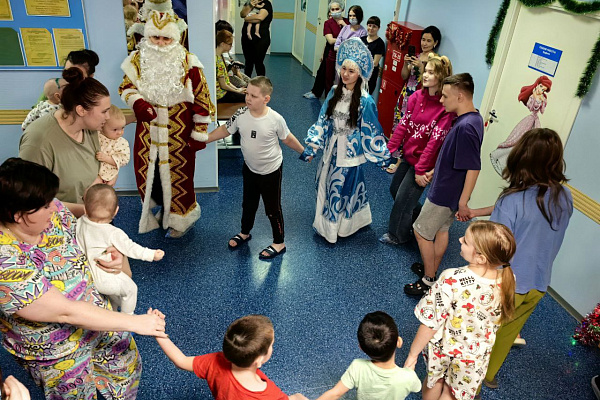 Пациенты детских отделений Сургутской травмбольницы принимают поздравления с Новым годом от разных организаций