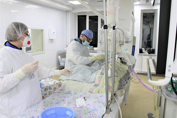 Должна была оставаться в сознании. Пациентка травмбольницы без наркоза перенесла операцию на сосудах головного мозга 