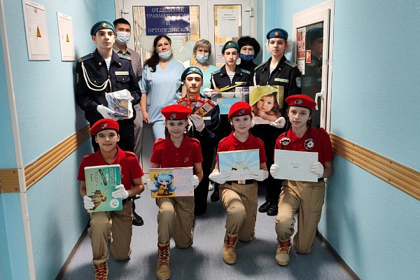 Юные десантники и автоинспекторы поздравили с Новым годом пациентов и персонал Сургутской травмбольницы