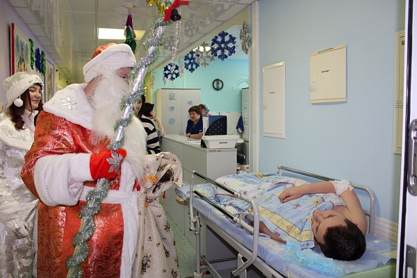 Сказочные гости! В детских отделениях Травмбольницы побывали главные герои зимнего праздника  – Дед Мороз и Снегурочка